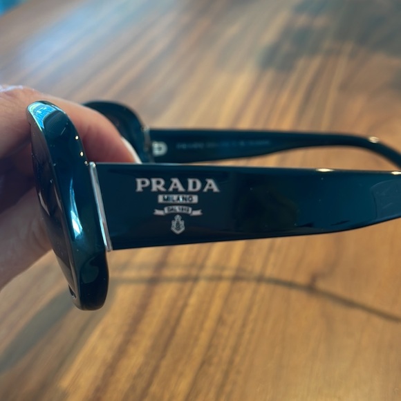 Prada woman’s sunglasses - Picture 2 of 4